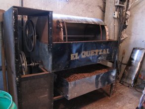 eine Kakaoröstmaschine mit Bohnen