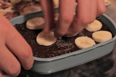  Frau ist Rohakaobrownies