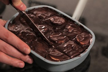  Frau ist Rohakaobrownies