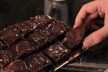  Frau ist Rohakaobrownies