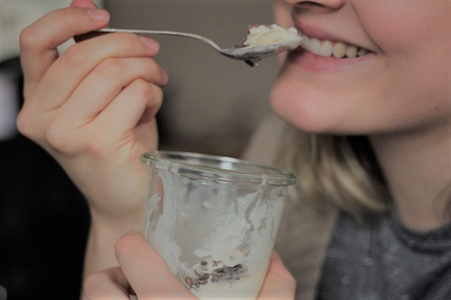 Frau ist Nibs mit Vanilleeis